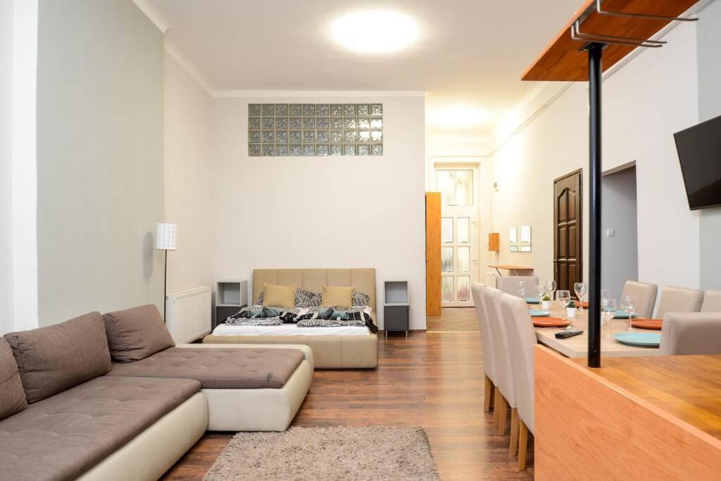 Famous Kiraly Street At Large 3Br 10Ppl @ Central Budapest Exterior foto